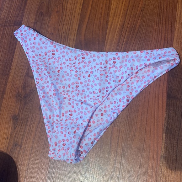 Bikini - Picture 3 of 3